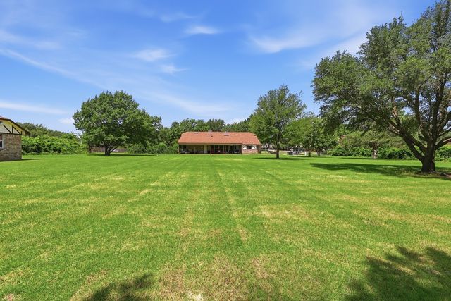 1701 N Saint Charles Avenue, Pilot Point, TX 76258