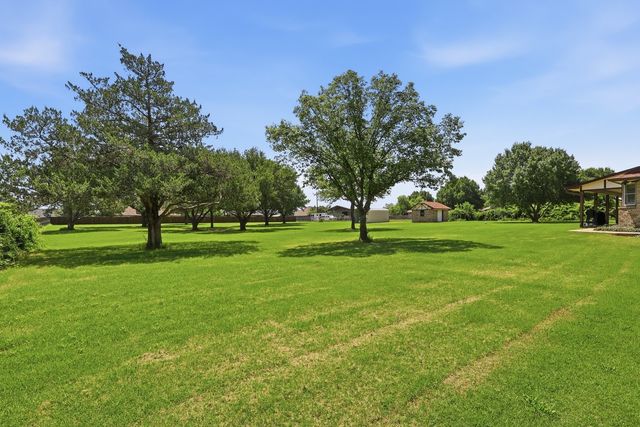 1701 N Saint Charles Avenue, Pilot Point, TX 76258
