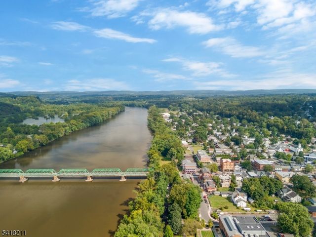 68 Trenton Ave, Frenchtown Boro, NJ 08825