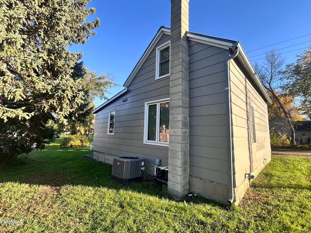 309 2nd Avenue N, Ellendale, ND 58436 photo 2