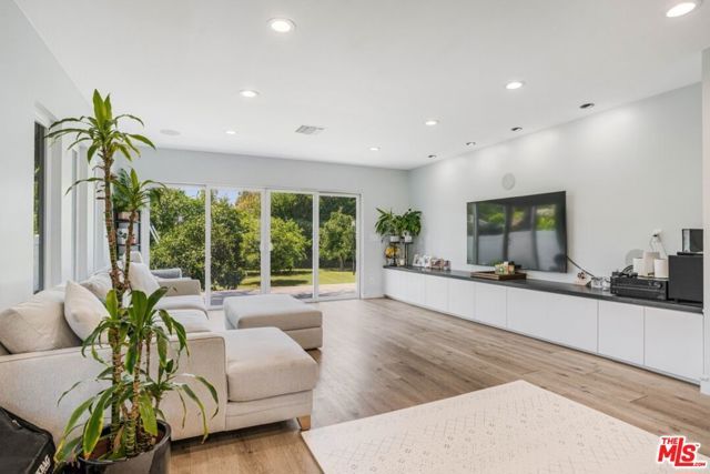 5509 Woodman Avenue, Los Angeles, CA 91401
