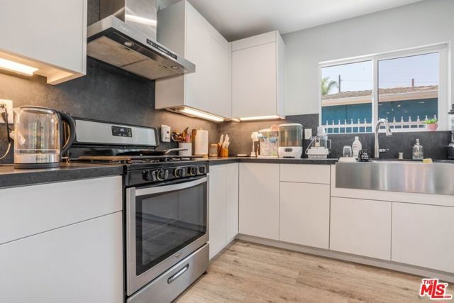 5509 Woodman Avenue, Los Angeles, CA 91401