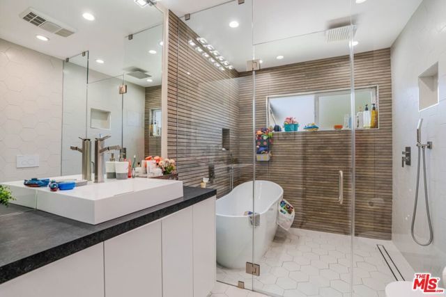 5509 Woodman Avenue, Los Angeles, CA 91401