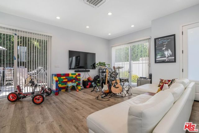 5509 Woodman Avenue, Los Angeles, CA 91401