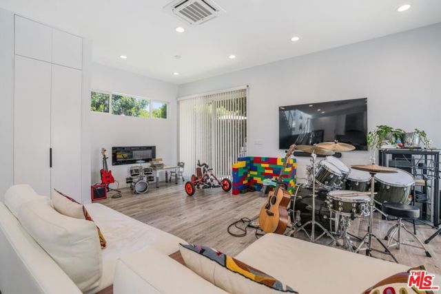 5509 Woodman Avenue, Los Angeles, CA 91401