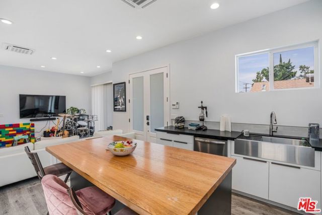 5509 Woodman Avenue, Los Angeles, CA 91401