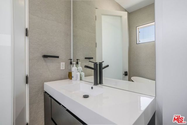 5509 Woodman Avenue, Los Angeles, CA 91401