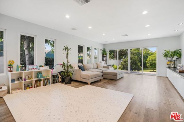 5509 Woodman Avenue, Los Angeles, CA 91401