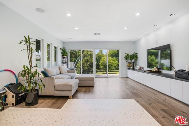 5509 Woodman Avenue, Los Angeles, CA 91401