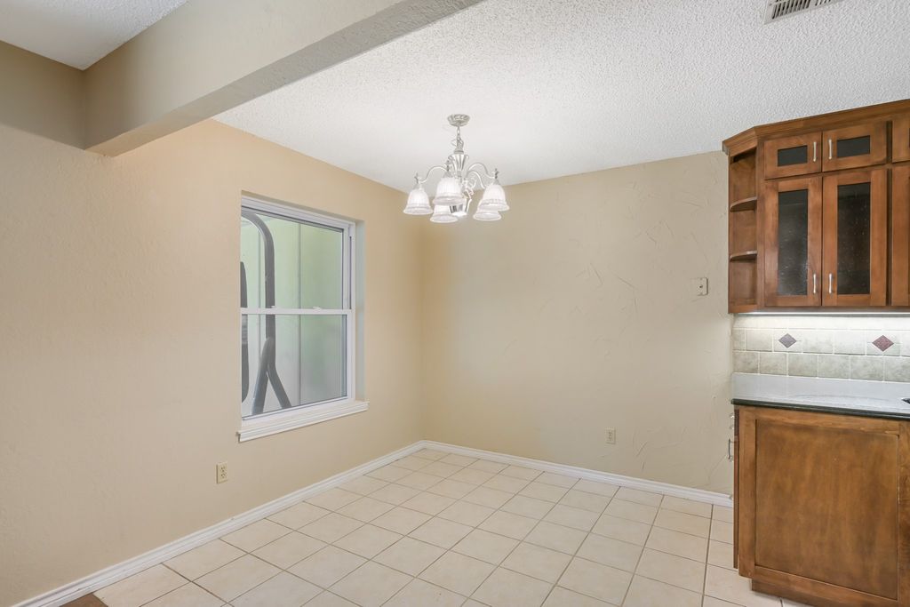 6410 Willow Springs Drive, Arlington, TX 76001 — photo 5
