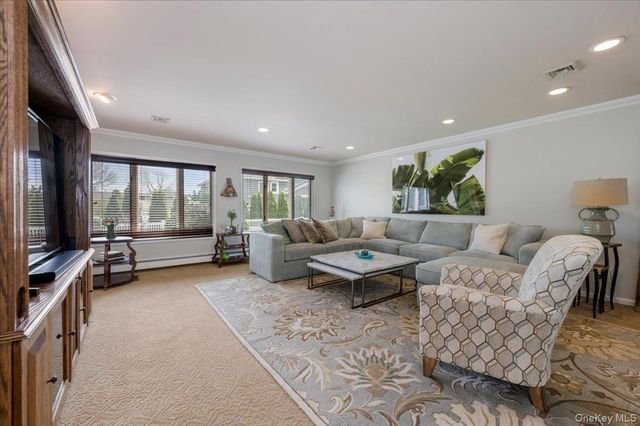 22 Willa Way, Massapequa, NY 11758
