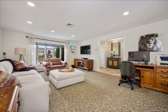 22 Willa Way, Massapequa, NY 11758