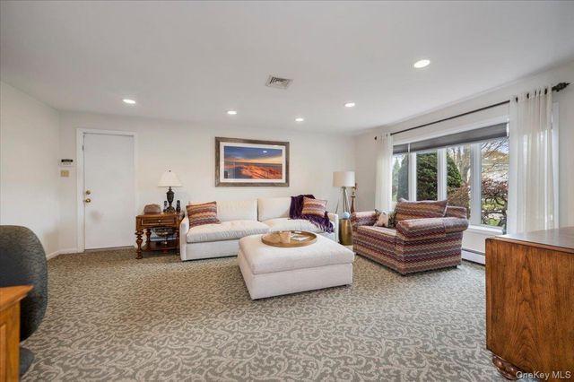 22 Willa Way, Massapequa, NY 11758