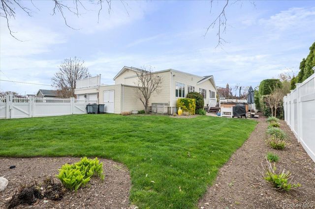 22 Willa Way, Massapequa, NY 11758