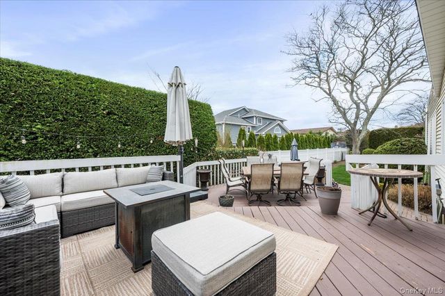 22 Willa Way, Massapequa, NY 11758