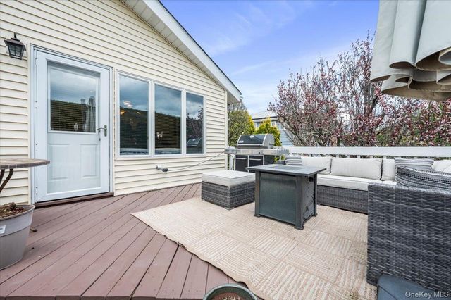 22 Willa Way, Massapequa, NY 11758