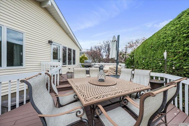 22 Willa Way, Massapequa, NY 11758