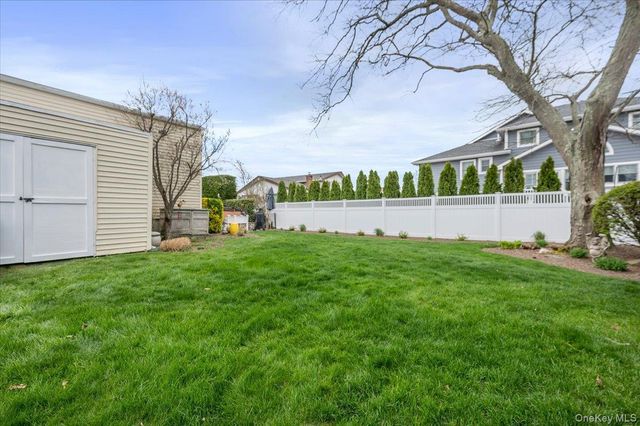 22 Willa Way, Massapequa, NY 11758