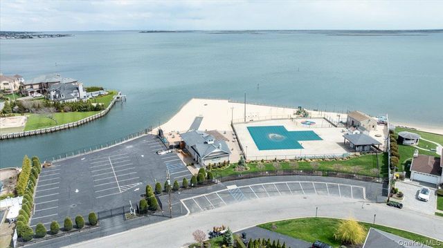 22 Willa Way, Massapequa, NY 11758