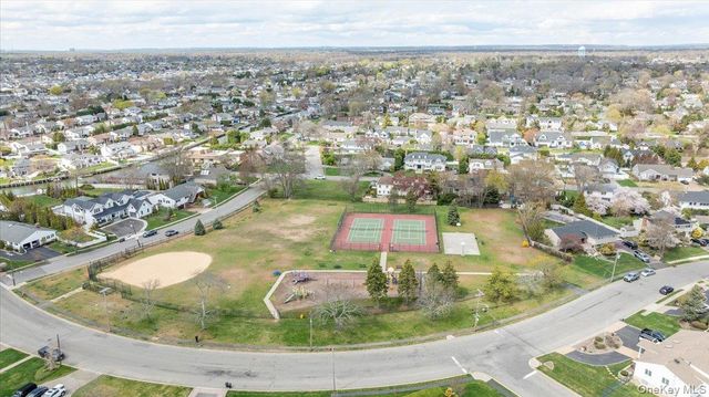 22 Willa Way, Massapequa, NY 11758