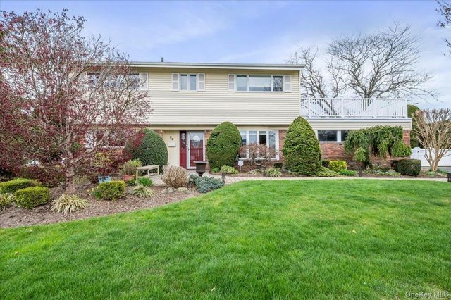 22 Willa Way, Massapequa, NY 11758