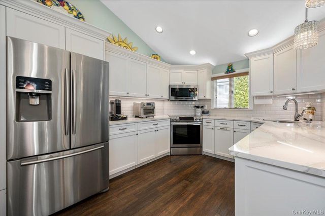 22 Willa Way, Massapequa, NY 11758