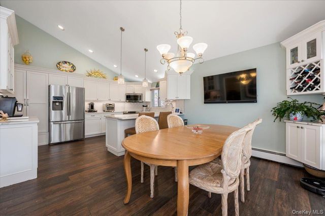 22 Willa Way, Massapequa, NY 11758
