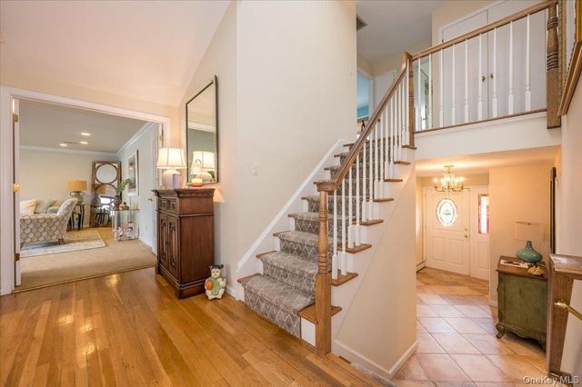 22 Willa Way, Massapequa, NY 11758
