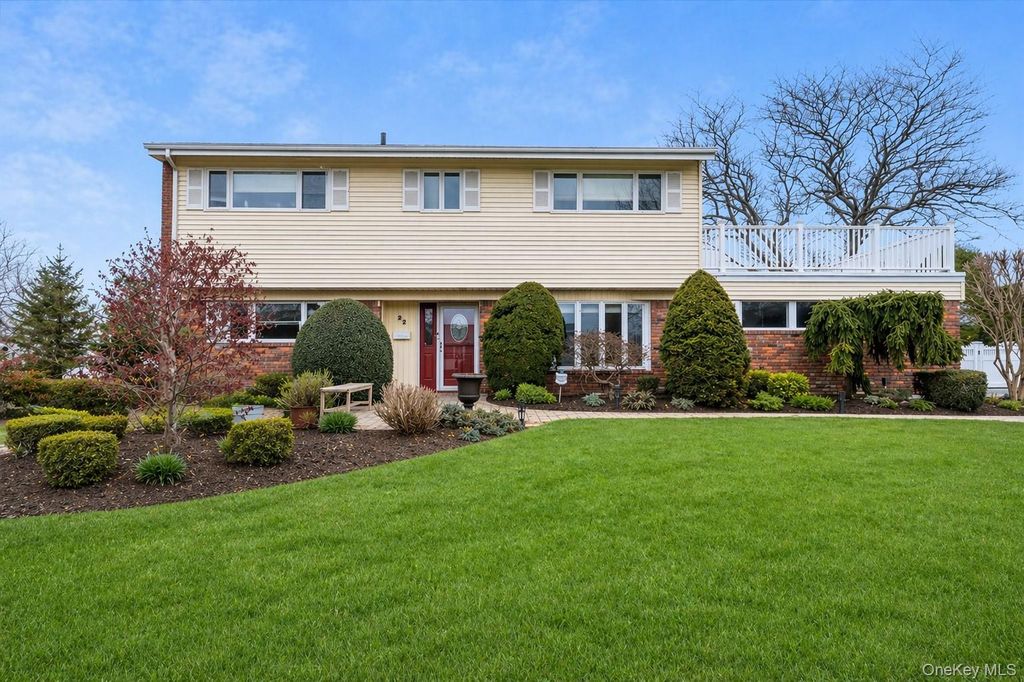 22 Willa Way, Massapequa, NY 11758