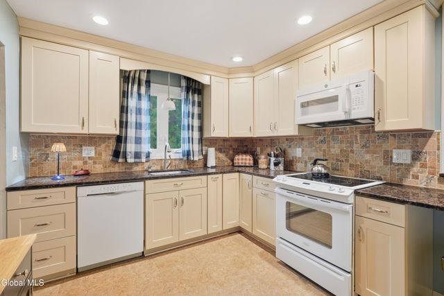 28 Glenmore Drive, Colonie, NY 12309