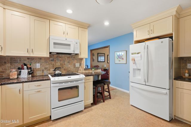 28 Glenmore Drive, Colonie, NY 12309