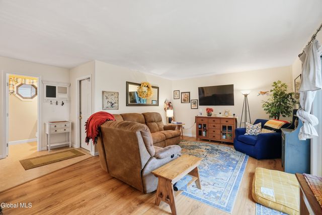 28 Glenmore Drive, Colonie, NY 12309