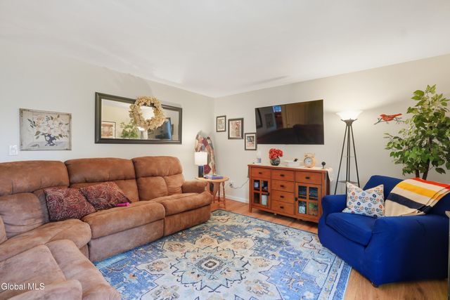 28 Glenmore Drive, Colonie, NY 12309