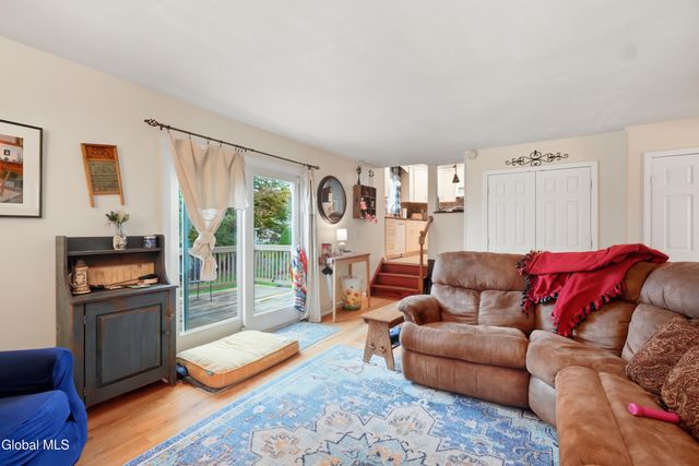 28 Glenmore Drive, Colonie, NY 12309