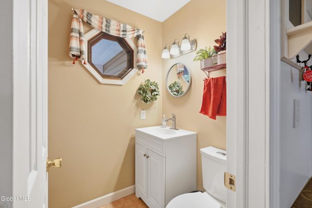 28 Glenmore Drive, Colonie, NY 12309