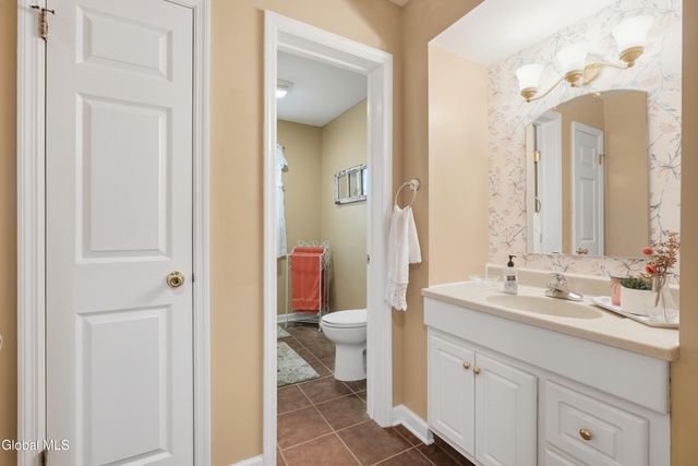 28 Glenmore Drive, Colonie, NY 12309