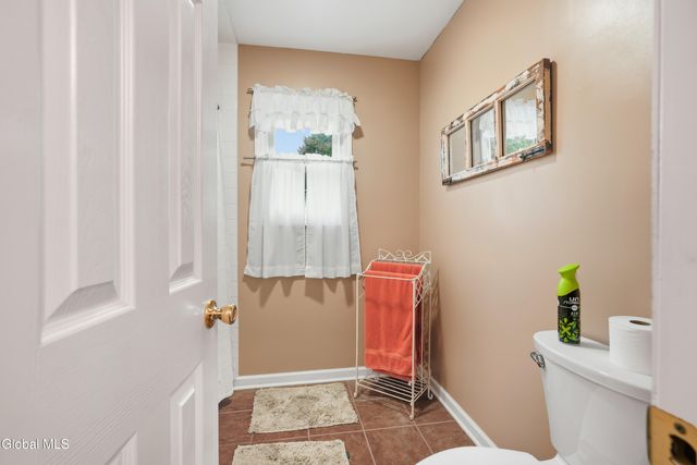 28 Glenmore Drive, Colonie, NY 12309