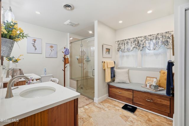 28 Glenmore Drive, Colonie, NY 12309