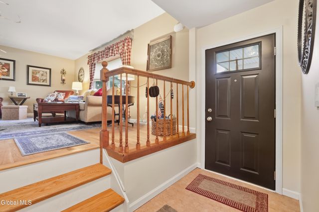 28 Glenmore Drive, Colonie, NY 12309