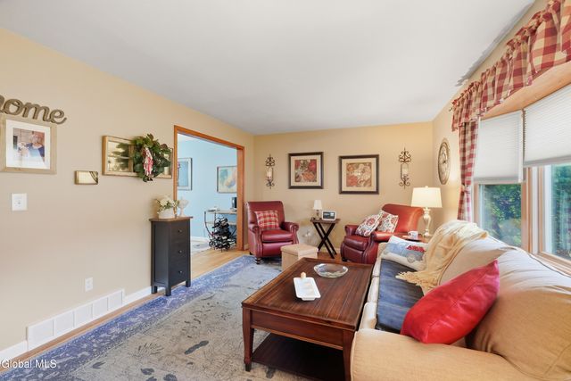 28 Glenmore Drive, Colonie, NY 12309