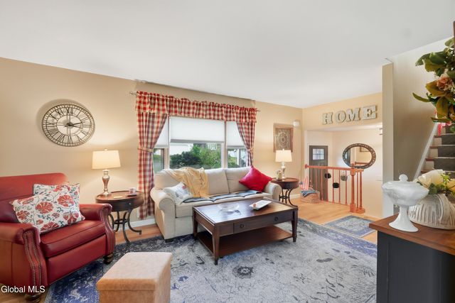 28 Glenmore Drive, Colonie, NY 12309