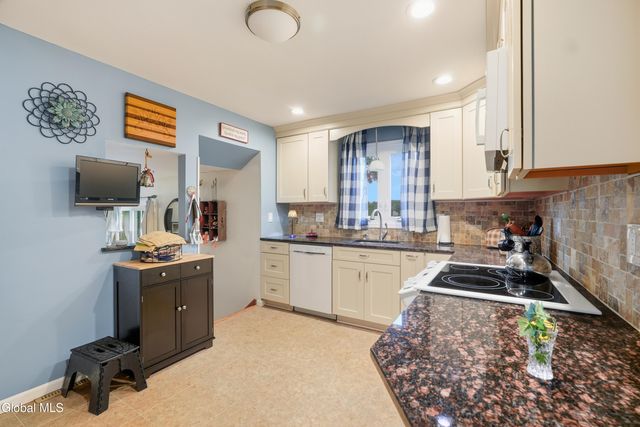 28 Glenmore Drive, Colonie, NY 12309