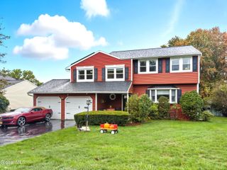 28 Glenmore Drive, Colonie, NY 12309