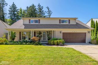 525 Saddle Lane, Grosse Pointe Woods, MI 48236
