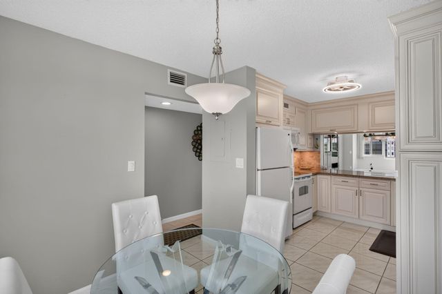 7216 S Devon Drive 212, Tamarac, FL 33321