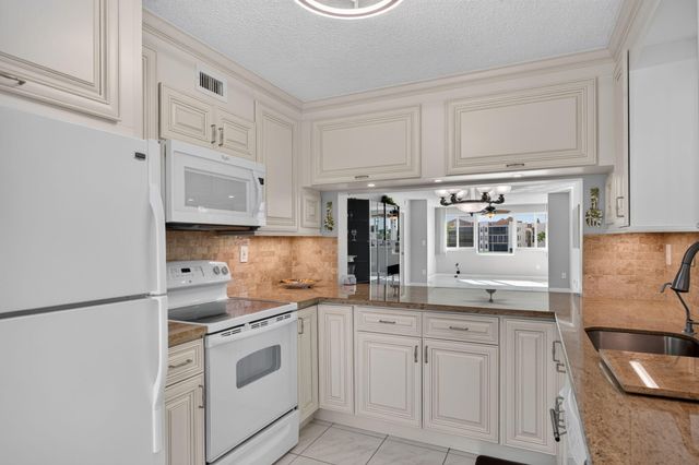 7216 S Devon Drive 212, Tamarac, FL 33321