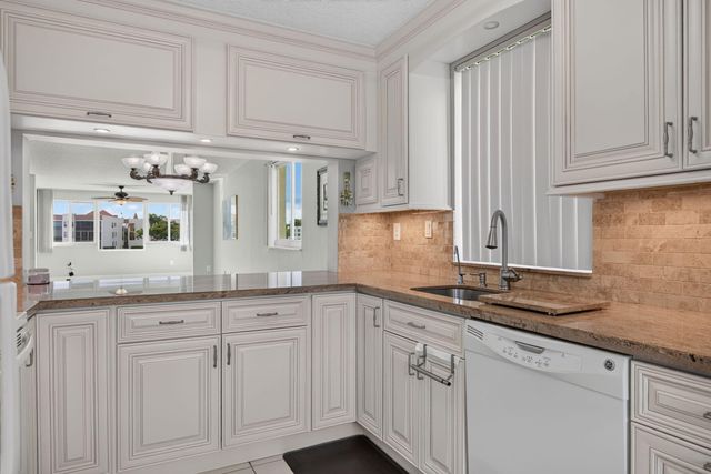 7216 S Devon Drive 212, Tamarac, FL 33321