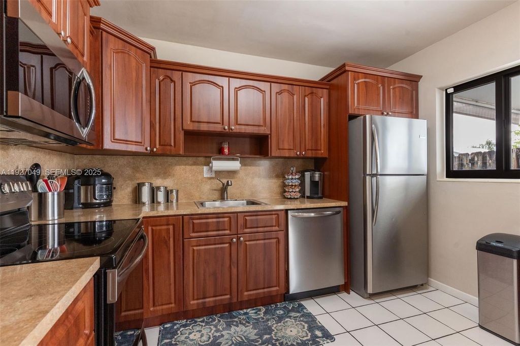 Image 8 of property listing at 12460 SW 186th St, Miami, FL 33177