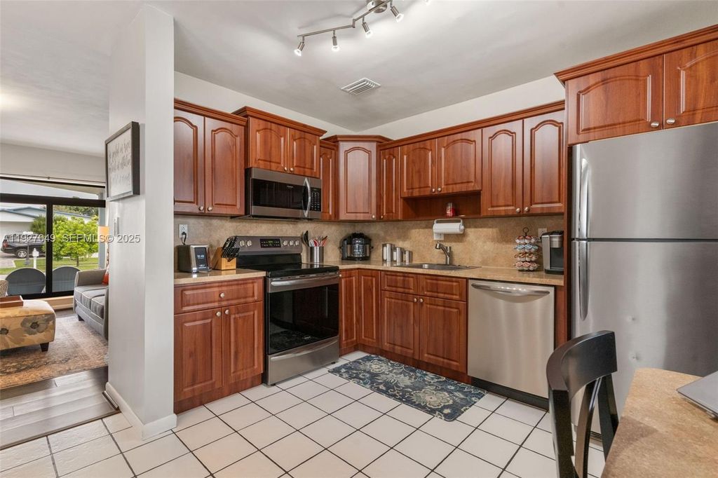 Image 9 of property listing at 12460 SW 186th St, Miami, FL 33177