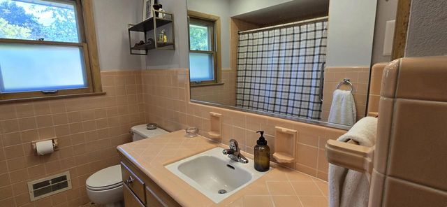 5617 W Jackson Park DRIVE, Milwaukee, WI 53219